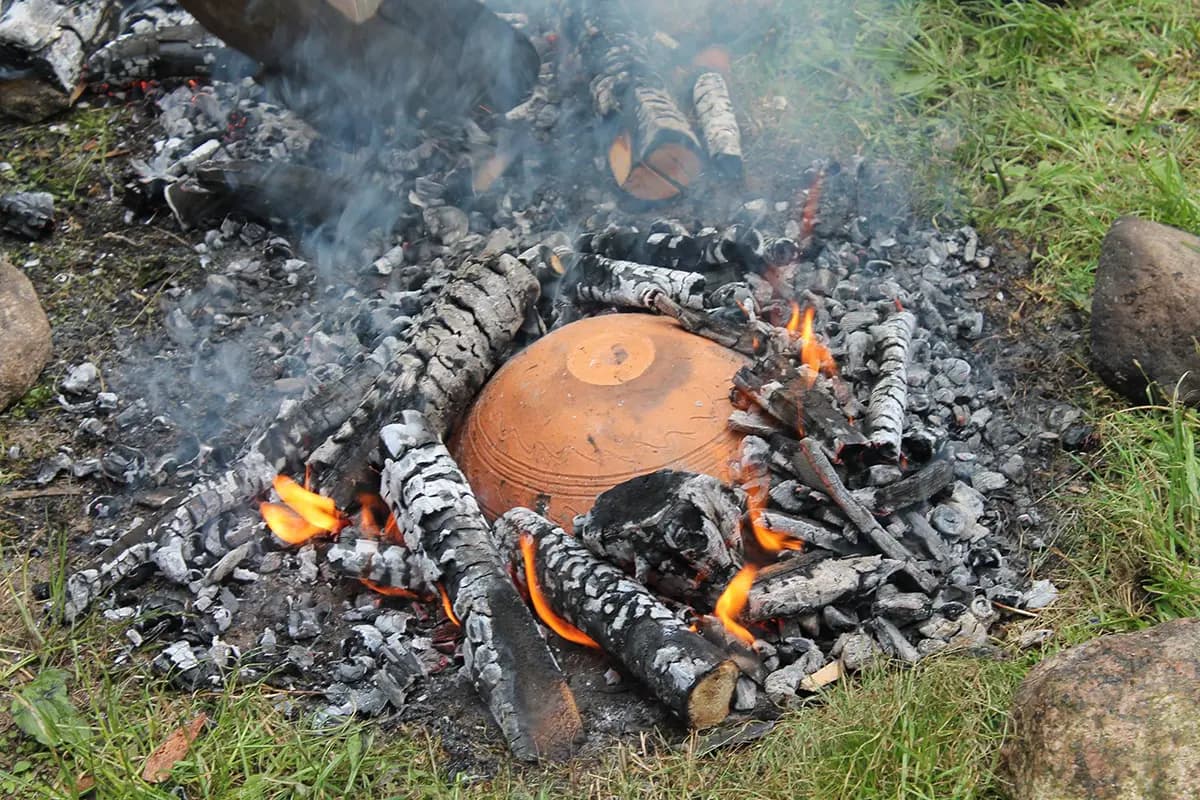 Praca przy kłodzie — topór ciesielski