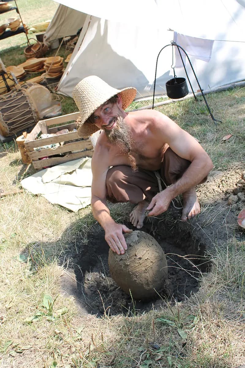 Zimowy obóz rzemieślniczy w lesie