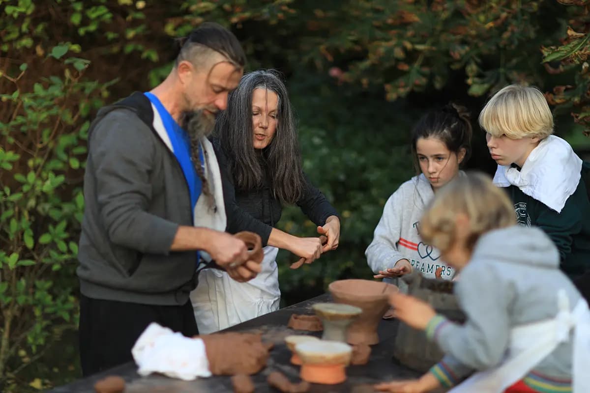 Praca przy warsztacie rzemieślniczym